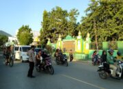 Personel Polsek Rasanae Barat Polres Bima Kota Pengaturan Arus Lalu Lintas dan Bantu Penyeberangan Anak Sekolah di Pagi Hari