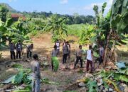 Polsek Pekat Bakal Bangun Musholla, Personel Gotong Royong Bersihkan Lokasi