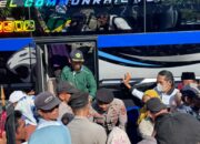 Diwarnai Isak Haru, Polres Dompu Kawal Pemberangkatan 125 JCH di Pandopo Bupati