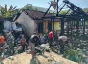 Personel Polres Sumbawa Barat Gotong Royong Bersama Masyarakat, Bersihkan Matrial Sisa Kebakaran Rumah di Desa Banjar