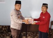 Kapolsek Kayangan Berikan Bantuan Iqro dan Al Qur’an di Ponpes Almuttaqim Gumantar