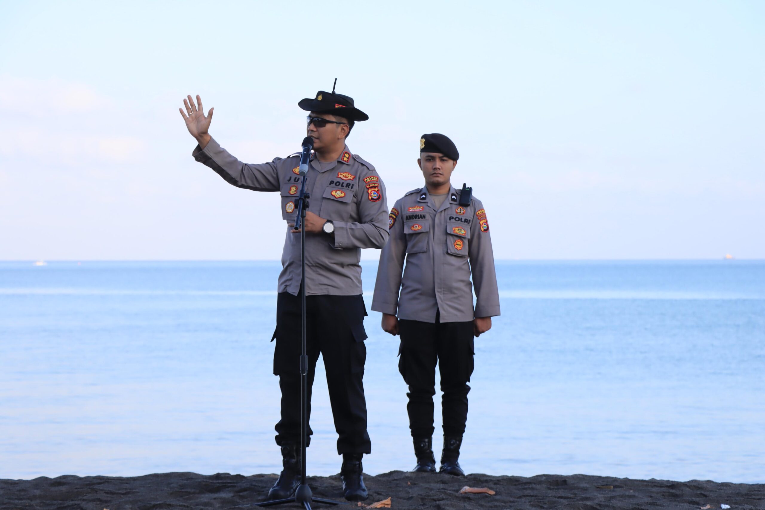 Polres Lombok Barat Gelar Aksi Lingkungan dan Pemberdayaan Masyarakat di Pantai Batas Senja