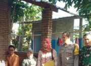 Humanis! Polsek Gerung Beri KTP dan KK untuk Warga ODGJ di Lombok Barat
