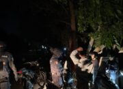 Jaga Keamanan Malam, Polres Lobar Periksa Barang Bawaan Remaja yang Nongkrong Larut Malam