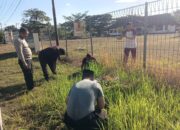 Jaga Kebersihan Kapolsek Maluk Bersama Anggota Lakukan Kurve di Halaman Mapolsek Maluk