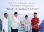 Kapolres Sumbawa Barat Secara Simbolis Bagikan Daging Kurban Kepada Masyarakat