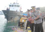 Kapolda NTB Sambut Hari Bhayangkara Ke-78 dengan Tabur Bunga di laut Sekotong