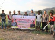 Dalam Rangkaian Kegiatan Ketahanan Pangan, Kapolsek Manggelewa Bersama Anggota Sambangi Petani Bawang Merah