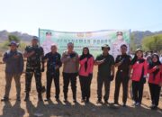 Polres Sumbawa Barat Bagikan Bibit Jagung ke Petani dan Tanam Pohon