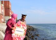 Polres Sumbawa Gelar Upacara Tabur Bunga Di Pelabuhan Badas