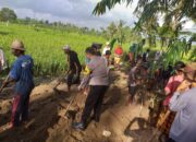 Bhabinkamtibmas Desa Barejulat Polsek Jonggat bersama masyarakat Gotong Royong Pembuatan Jalan.