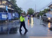 Polsek Batulayar Sukses Jaga Kelancaran Lalu Lintas Senggigi saat Hujan