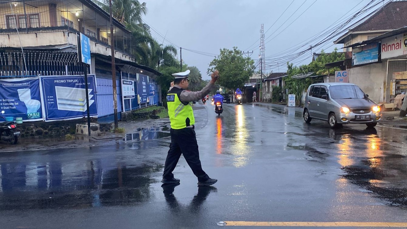 Giat Rawan Sore Polsek Batulayar Jaga Kelancaran Lalu Lintas di Senggigi