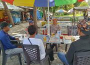 Peduli Rumah Ibadah, Kapolsek Pekat Memimpin Gotong Royong Pengeciran Atap Masjid AT-TAQWA Desa Doropeti