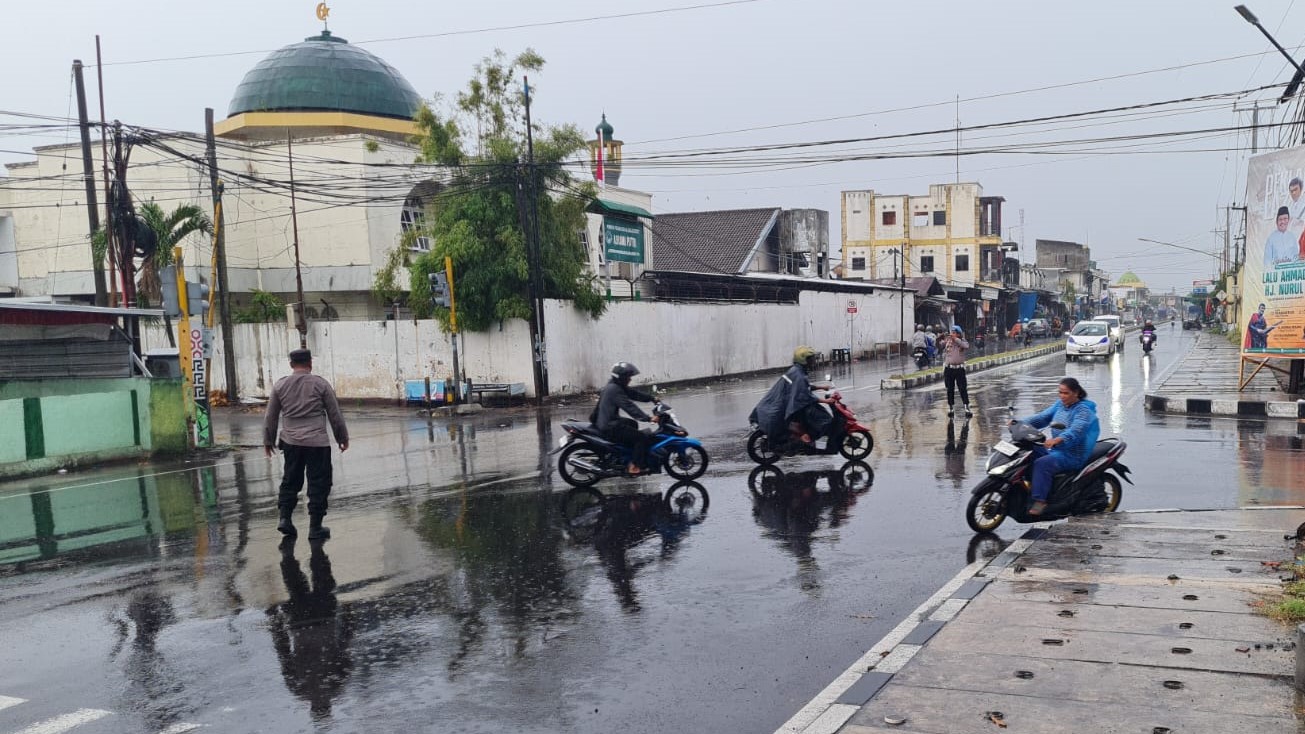 Kesigapan Polsek Kediri, Atur Lalu Lintas Meski Hujan Deras