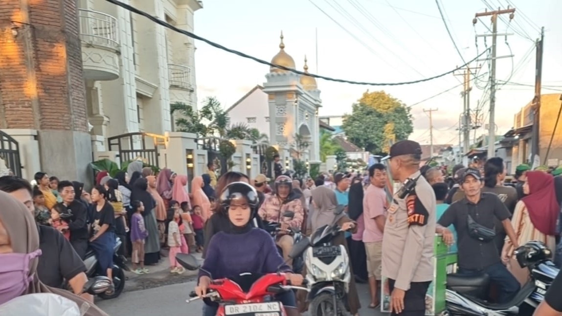 Nyongkolan Banyumulek Meriah, Polsek Kediri Jaga Keamanan Arak-arakan