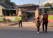 Polisi Hadir untuk Keselamatan: Polsek Sekotong Atur Lalu Lintas Pagi Hari