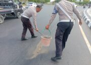 Detik-detik Polisi Tangani Tumpahan Oli di Bundaran GMS, Lombok Barat