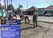 Keren, Begini Sinergi Polsek Dan Koramil Lape Gotong Royong Perbaiki Jalan Rusak