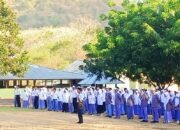 Kapolsek Jereweh sebagai Pembina Upacara Bendera di SMAN 1 Jereweh Sampaikan Pesan Moral kepada Siswa