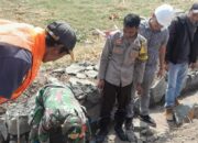 Bhabinkamtibmas Kawal Pembangunan Saluran Irigasi untuk Petani di Desa Binaannya