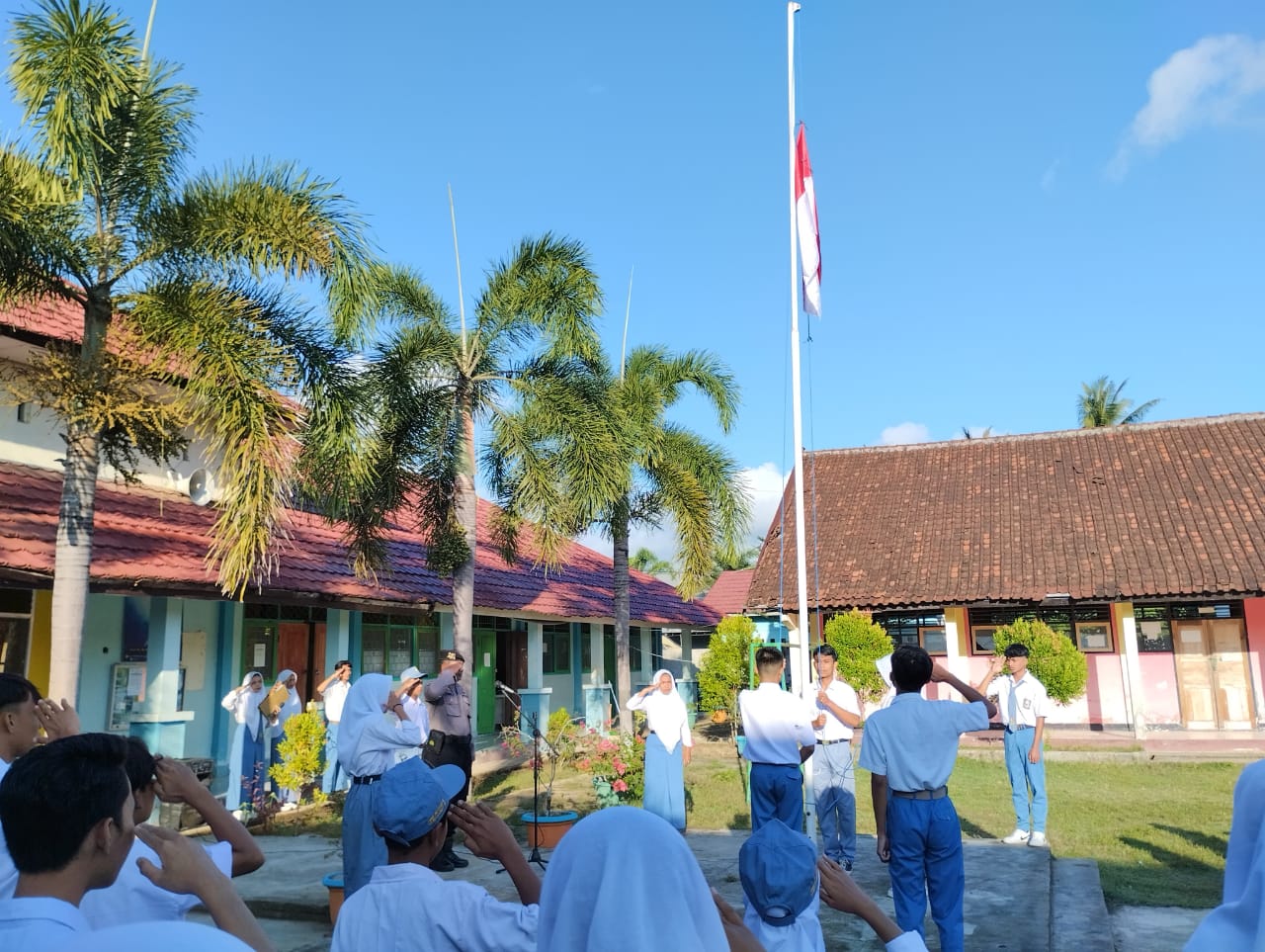 Polsek Sekotong Motivasi Siswa SMK N 1 Sekotong, Bangun Karakter dan Masa Depan Cerah