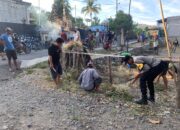 Solid Bersama Warga, Bhabinkamtibmas Sabedo Gotong Royong Bersihkan Lingkungan Adat