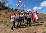 Pengibaran Bendera Merah Putih di Puncak Gunung Galesa, Sinergi Polres Sumbawa Barat dan Polres Sumbawa
