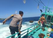 Polsek Sekongkang Bersama Masyarakat Desa Talonang Berhasil Evakuasi 32 Orang ABK yang Terdampar Akibat Cuaca Ekstrem