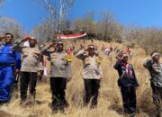 Kapolres Bima Kota Pimpin Pengibaran Ratusan Sang Saka Merah Putih di Puncak Pulau Kambing