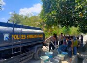 Polres Sumbawa Barat Salurkan Air Bersih kepada Masyarakat