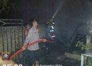 Polsek Utan Bersama Warga Bantu Padamkan Kebakaran 2 Rumah Di Desa Motong