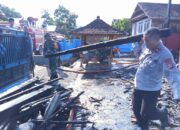 Sinergitas TNI-Polri Bersama Warga Bantu Damkar Padamkan Kebakaran Di Mapin Rea