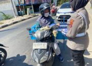 Sat Lantas Polres Sumbawa Barat Berikan Edukasi dan Bagikan Brosur Imbauan Keselamatan Berlalu Lintas