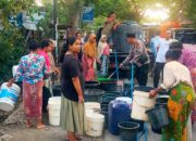 Jumat Berkah, Polsek Prabarda Salurkan Air Bersih Kepada Masyarakat Yang Terdampak Kekeringan.