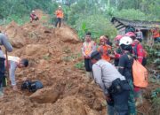 Brimob Bergerak Bantu Evakuasi Korban Banjir dan Longsor di Jateng