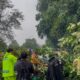 personel TNI, Polri, dan relawan bergotong royong melakukan evakuasi sejumlah pohon tumbang