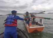 Peduli Nelayan, Dit Polairud Polda NTB Bagikan Takjil di Perairan Sape