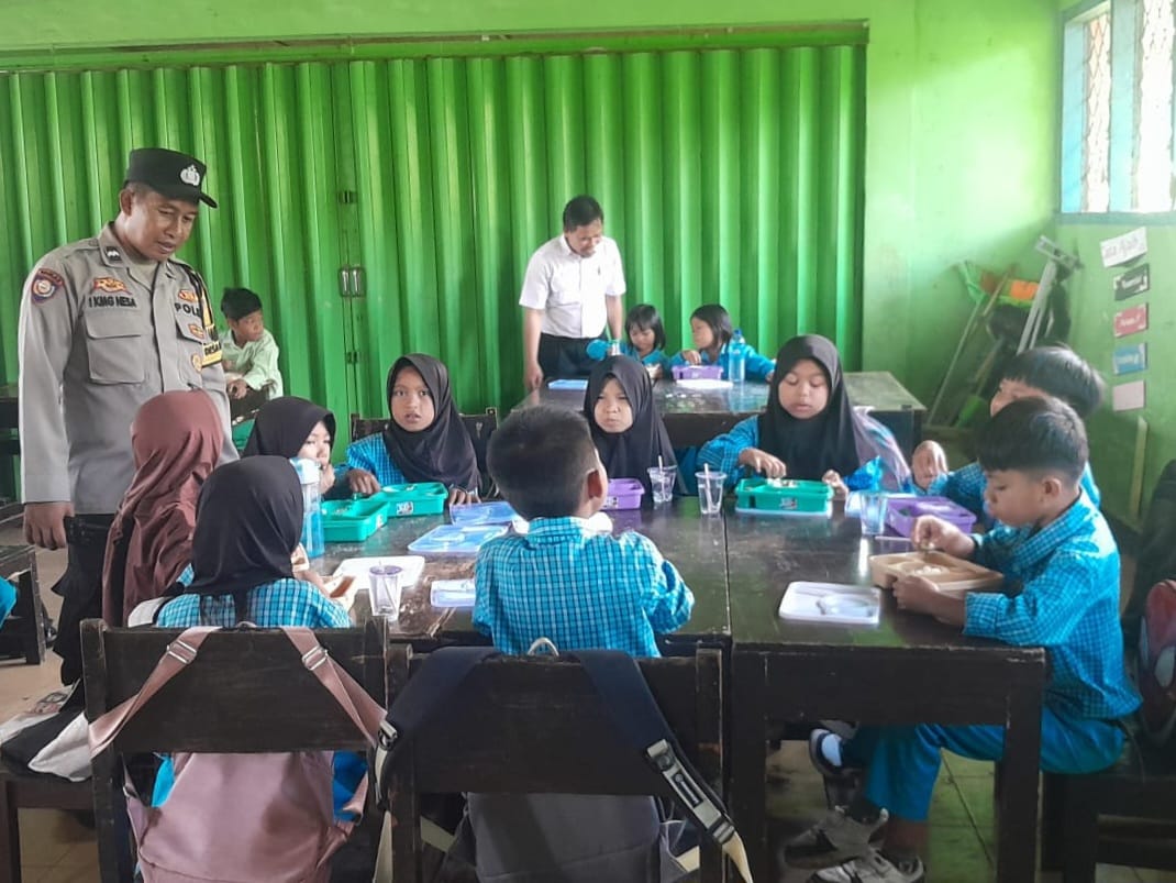 Polsek Gerung Kawal Ketat Program Makan Bergizi Gratis, Ribuan Siswa Terima Manfaat