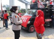Aksi Humanis Polres Pelabuhan Tanjung Priok Bagikan Minum dan Roti Saat Buruh Rayakan May Day