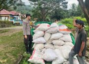 Bhabinkamtibmas Polsek Donggo Pantau Proses Pemanenan Jagung Warga Sukseskan Ketahanan Pangan Nasional