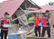 Polri Peduli Masyarakat: Personel Dit Samapta Polda Bengkulu Bantu Warga Bersihkan Rumah Roboh Pasca Gempa 6,3 SR