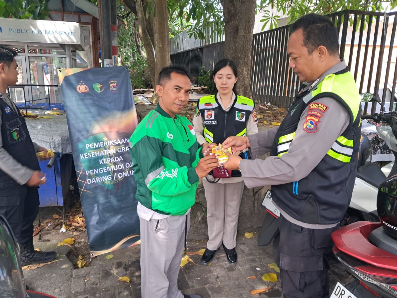 Lombok Barat, NTB – Kepolisian Resor Lombok Barat (Polres Lobar) menunjukkan komitmennya dalam menjaga kesehatan dan kesejahteraan Masyarakat. Khususnya para pengemudi ojek online (ojol), melalui kegiatan pemeriksaan kesehatan dan pemberian vitamin gratis. Inisiatif SI DOKKES Polres Lombok Barat Kapolres Lombok Barat, Polda NTB, AKBP Yasmara Harahap, S.I.K., melalui Kepala Bagian Sumber Daya Manusia (Kabag SDM), AKP Dewi Komalasari, S.H., mengatakan bahwa program pemeriksaan kesehatan gratis ini diinisiasi oleh Bidang Kedokteran dan Kesehatan (Dokkes) Polres Lombok Barat. Dengan fokus utama pada kelompok masyarakat yang memiliki mobilitas tinggi dan rentan terhadap berbagai risiko kesehatan. "Kami ingin memastikan bahwa para pengemudi ojek online, sebagai salah satu garda terdepan perekonomian digital, tetap dalam kondisi prima," ujar Kepala Bagian Sumber Daya Manusia (Kabag SDM) Polres Lombok Barat, AKP Dewi Komalasari, S.H. Kegiatan ini secara spesifik dilaksanakan pada Kamis (12/6/2025), dipusatkan di area yang mudah dijangkau oleh para pengemudi ojek online di wilayah Lombok Barat. Antusiasme terlihat dari kehadiran para peserta yang berbondong-bondong untuk memeriksakan kondisi kesehatan mereka. Manfaat Langsung bagi Pengemudi Ojek Online Dalam kegiatan ini, para pengemudi ojek online mendapatkan beragam layanan kesehatan, termasuk pemeriksaan tekanan darah, cek gula darah, serta konsultasi kesehatan singkat dengan tenaga medis dari Dokkes Polres Lombok Barat. Selain itu, mereka juga diberikan suplemen vitamin untuk menjaga daya tahan tubuh, terutama mengingat intensitas kerja yang tinggi di jalan raya. "Kami sangat terbantu dengan adanya program seperti ini. Kadang kami tidak sempat memeriksakan kesehatan karena sibuk bekerja," tutur salah satu pengemudi ojek online yang enggan disebutkan namanya. "Pemberian vitamin juga sangat bermanfaat, apalagi di musim pancaroba seperti sekarang." Target dan Dampak Positif Pada kesempatan ini, Polres Lombok Barat menargetkan setidaknya 25 orang pengemudi ojek online dapat terlayani. Angka ini diharapkan dapat terus meningkat pada kegiatan serupa di masa mendatang. AKP Dewi Komalasari menambahkan bahwa target 25 orang ini adalah awal. “Kami berharap kegiatan ini dapat menjadi agenda rutin dan menjangkau lebih banyak lapisan masyarakat di kemudian hari,” imbuhnya. Inisiatif seperti ini tidak hanya mencerminkan peran kepolisian dalam menjaga keamanan dan ketertiban, tetapi juga menunjukkan kepedulian terhadap aspek kesehatan dan kesejahteraan sosial. Dengan kondisi fisik yang prima, para pengemudi ojek online diharapkan dapat menjalankan profesi mereka dengan lebih optimal, yang pada akhirnya akan berdampak positif pada stabilitas ekonomi lokal. Komitmen Polres Lombok Barat untuk Masyarakat Kegiatan bakti kesehatan ini merupakan salah satu dari sekian banyak program sosial yang digalakkan oleh Polres Lombok Barat. Komitmen untuk selalu hadir dan memberikan pelayanan terbaik kepada masyarakat adalah pijakan utama. Melalui program SI DOKKES, Polres Lombok Barat berharap dapat terus berkontribusi dalam menciptakan masyarakat yang sehat dan produktif. "Ini adalah wujud nyata kepedulian kami terhadap masyarakat. Kami ingin Polri tidak hanya dilihat sebagai penegak hukum, tetapi juga sebagai sahabat masyarakat yang peduli terhadap kesejahteraan mereka," pungkas AKP Dewi Komalasari. Dengan berlanjutnya program-program kemanusiaan seperti ini, diharapkan sinergi antara kepolisian dan masyarakat dapat semakin erat. Menciptakan lingkungan yang lebih aman, sehat, dan sejahtera bagi seluruh warga Lombok Barat.