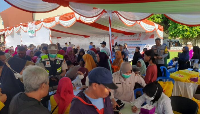 Polsek Labuapi Dampingi Warga Kesehatan Gratis dan Sembako untuk Warga