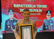 Biddokkes Polda Papua Barat Terima Dokkes Award dari Pusdokkes Polri di Rakernis 2025