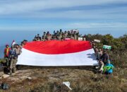 Tim Ekspedisi Hari Bhayangkara Bentangkan Bendera Merah Putih di Puncak Gunung Leuser