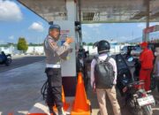 Sentuhan Kemanusiaan, Menuju HUT Ke-79 Bhayangkara, Polsek Bolo Gelar Bhakti Sosial dan Sosialisasi Call Center 110