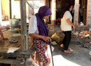 Menyentuh Hati, Polsek Lembar Berikan Alat Bantu Jalan untuk Warga Jakem