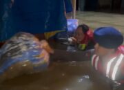 Ibu Hamil Hendak Melahirkan Dievakuasi Polisi Dengan Pelampung dan Ban