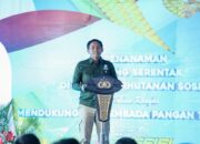 Menhut Serahkan SK Perhutanan Sosial Kepada Kelompok Tani
